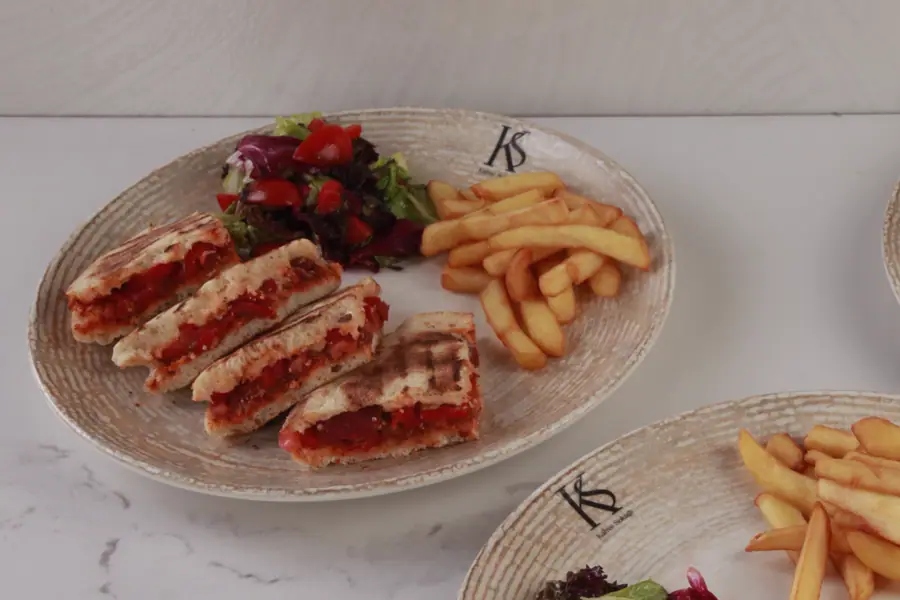 Kaşarlı Sucuklu Bazlama Tost